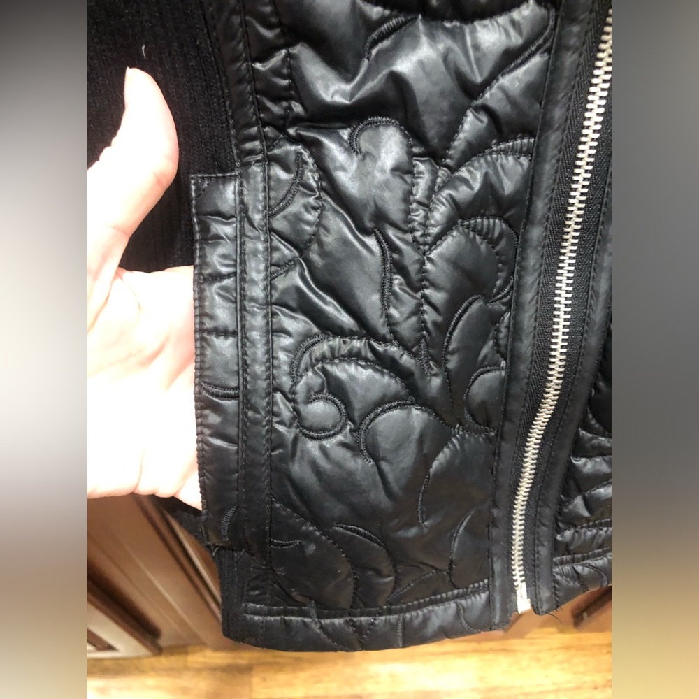 2/$30 Chico’s Black Quilted Vest Sz 0(S) Floral Zip Front - Picture 6 of 13